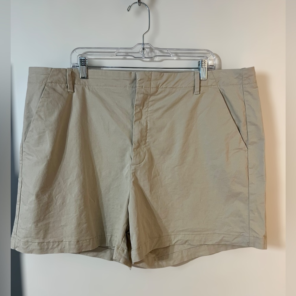 LIKE NEW. Banana Republic flat front chino short